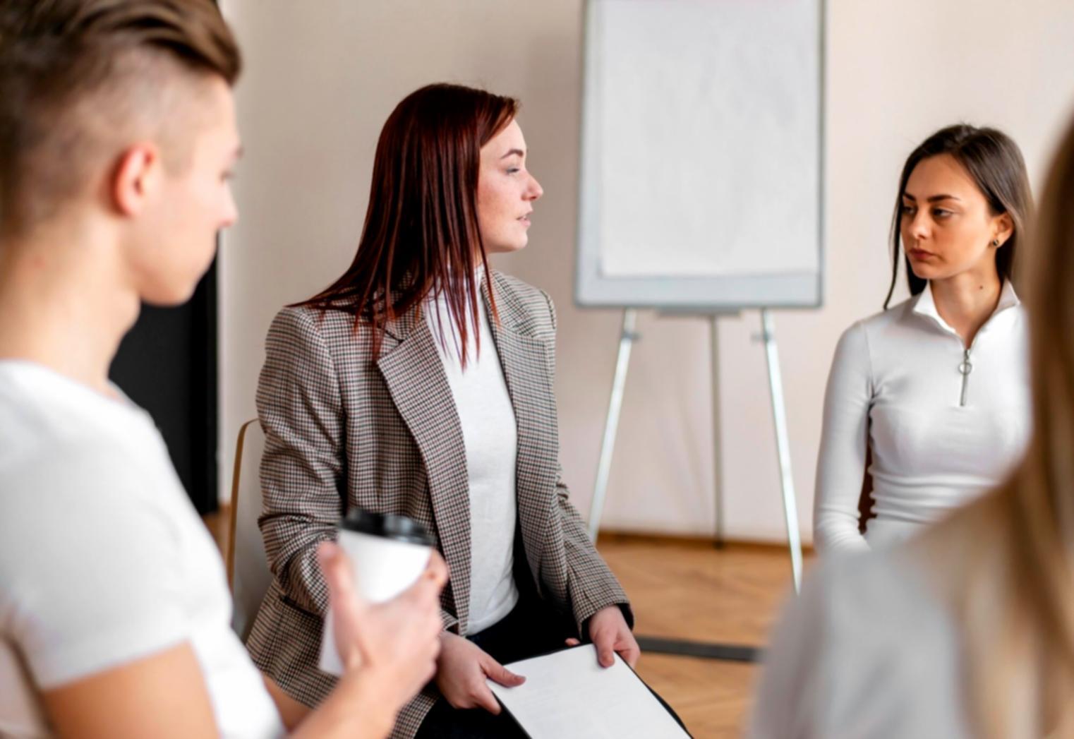 Person analysiert Finanzdokumente an einem organisierten Schreibtisch